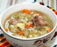 Супа Rassolnik: класическа рецепта с ечемик