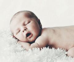 Pourquoi un bébé ne dort pas toute la journée : raisons possibles